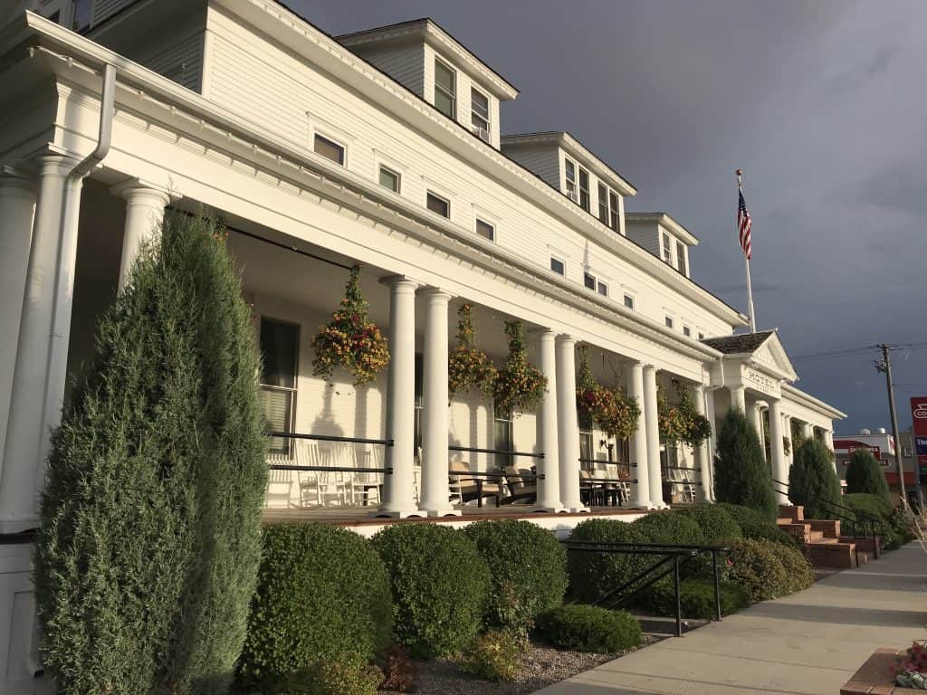 9 Day Summertime Montana Road Trip Itinerary 15 Sacajawea Hotel